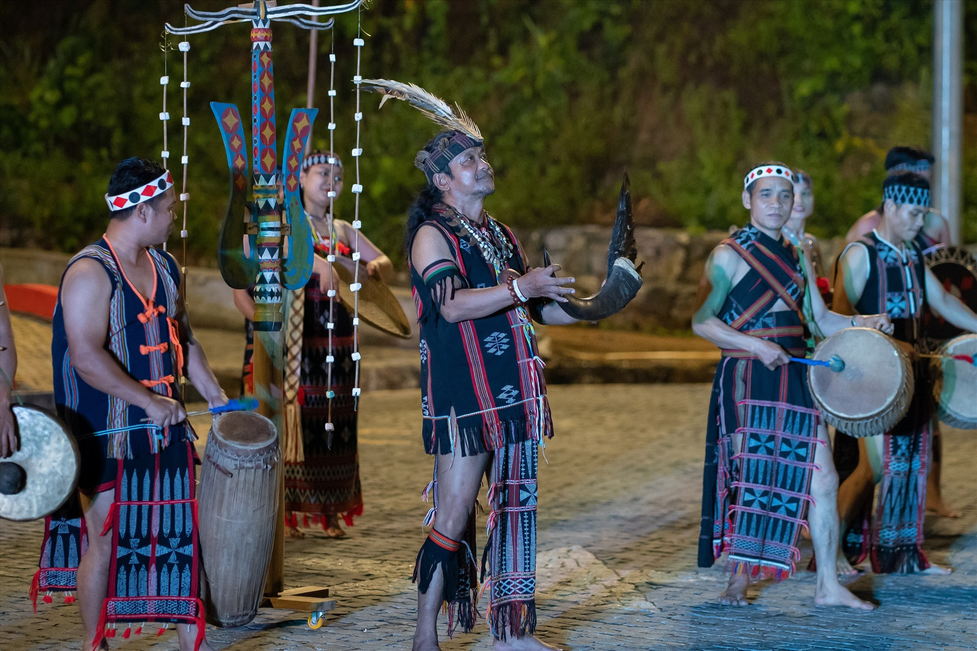 Du khách được xem các điệu múa truyền thống của người Cơ Tu. Ảnh: CT