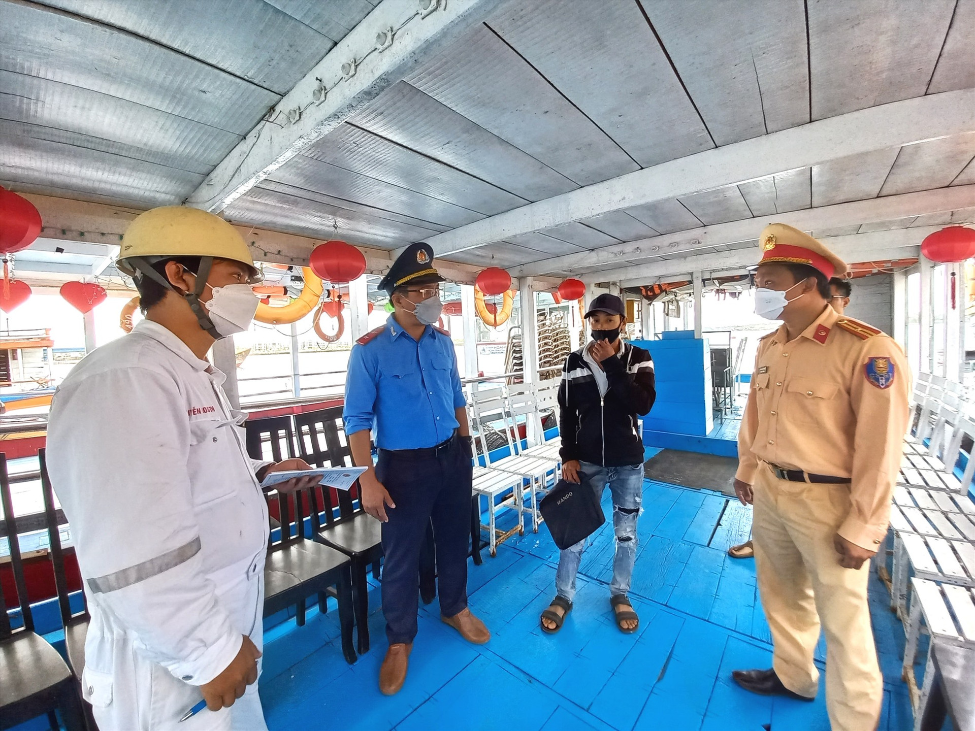 Lực lượng liên ngành trong một lần kiểm tra thuyền chở khách du lịch tại Hội An. Ảnh: S.C