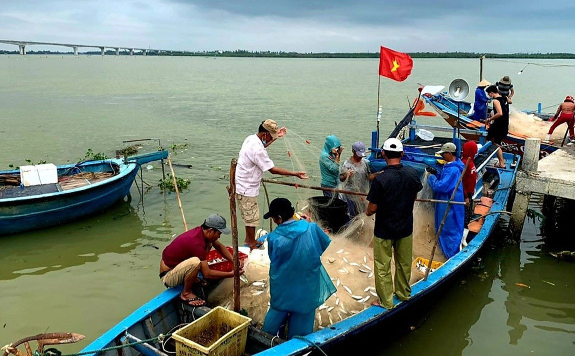 Ngư dân xã miền biển Duy Hải (Duy Xuyên) chuẩn bị ngư lưới cụ để tiếp tục ra khơi đánh bắt. Ảnh: N.P