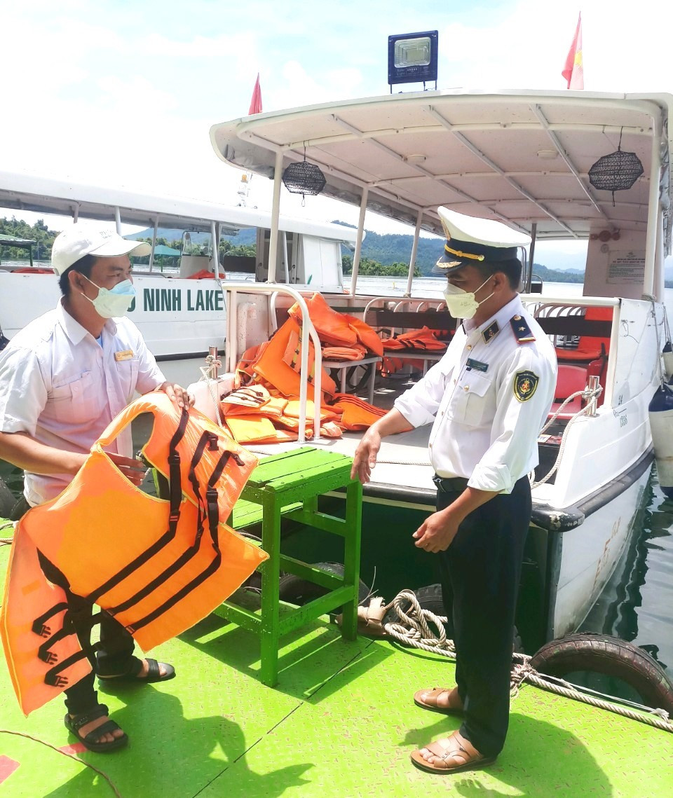 Đội Quản lý bến thủy nội địa (Thanh tra Sở GTVT) kiểm tra điều kiện hoạt động của phương tiện chở khách trong lòng hồ Phú Ninh dịp nghỉ lễ. Ảnh: CT