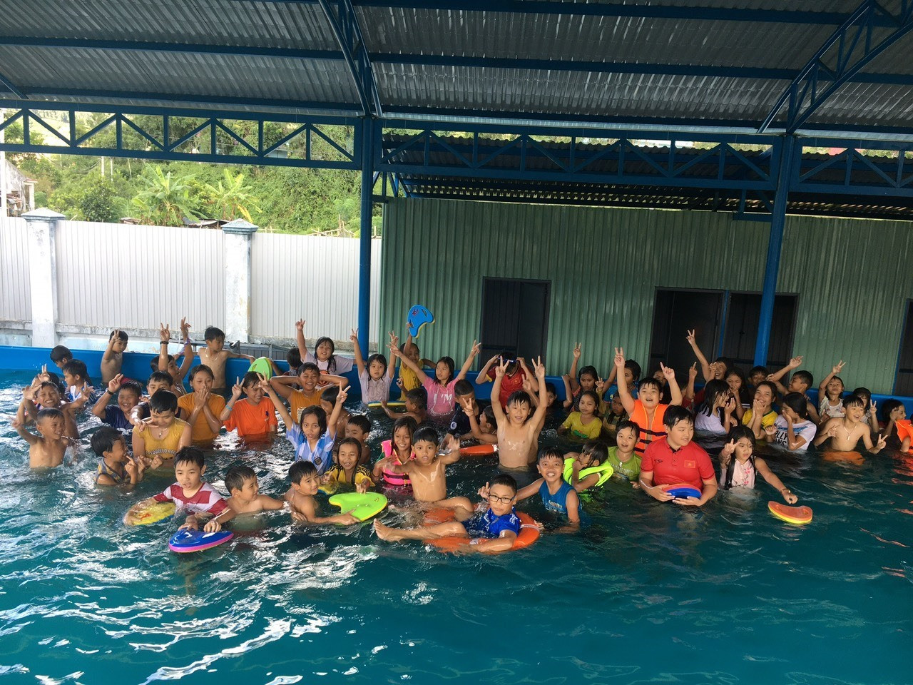 Một buổi dạy và học bơi tại Trường Tiểu học A tiêng, xã A Tiêng (Tây Giang). Ảnh: Đ.H
