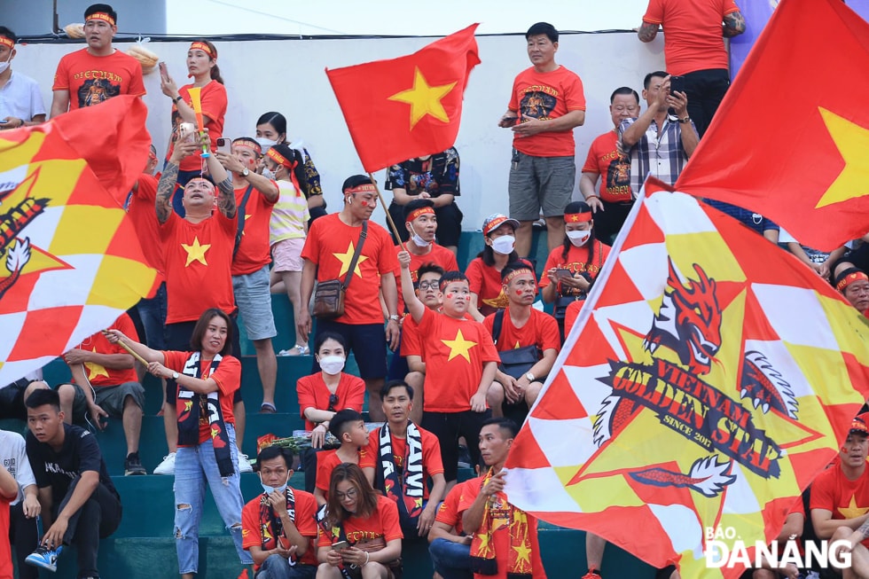 Trước trận đấu mở màn bộ môn bóng đá nam của SEA Games 31, BTC sân Việt Trì đã phát 3000 lá cờ cho CĐV để cổ vũ cho đội U23 Việt Nam. Điều này đã góp phần tạo nên sức nóng trên khán đài tiếp sức mạnh tinh thần cho các tuyển thủ.  