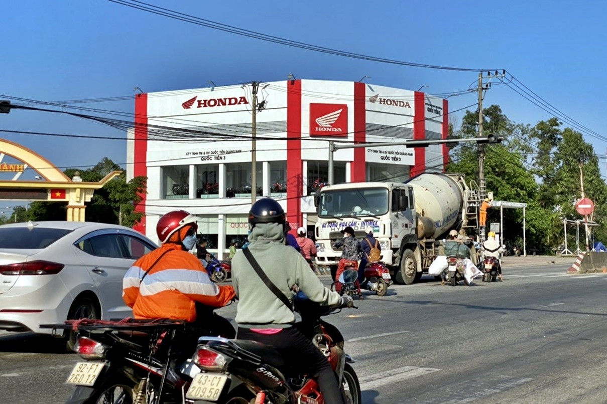 Hạ tầng chưa đồng bộ khiến giao thông tại ngã ba Nguyễn Văn Linh - Phạm Văn Đồng (thị trấn Núi Thành) rối loạn, xảy ra nhiều vụ tai nạn nghiêm trọng. Ảnh: Đ.H