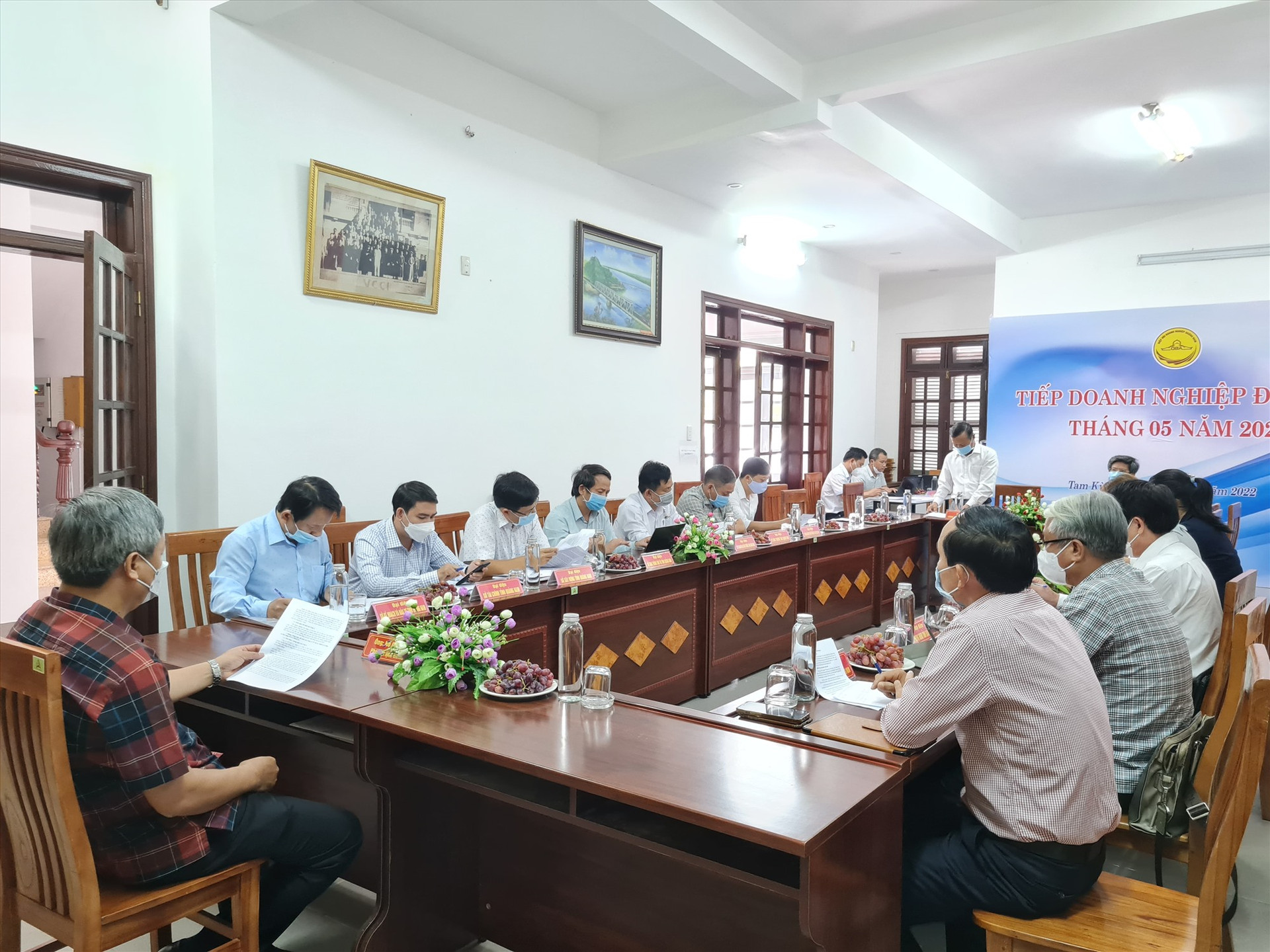 Phó Chủ tịch UBND tỉnh Hồ Quang Bửu chủ trì buổi tiếp doanh nghiệp định kỳ tháng 5.2022. Ảnh: D.L