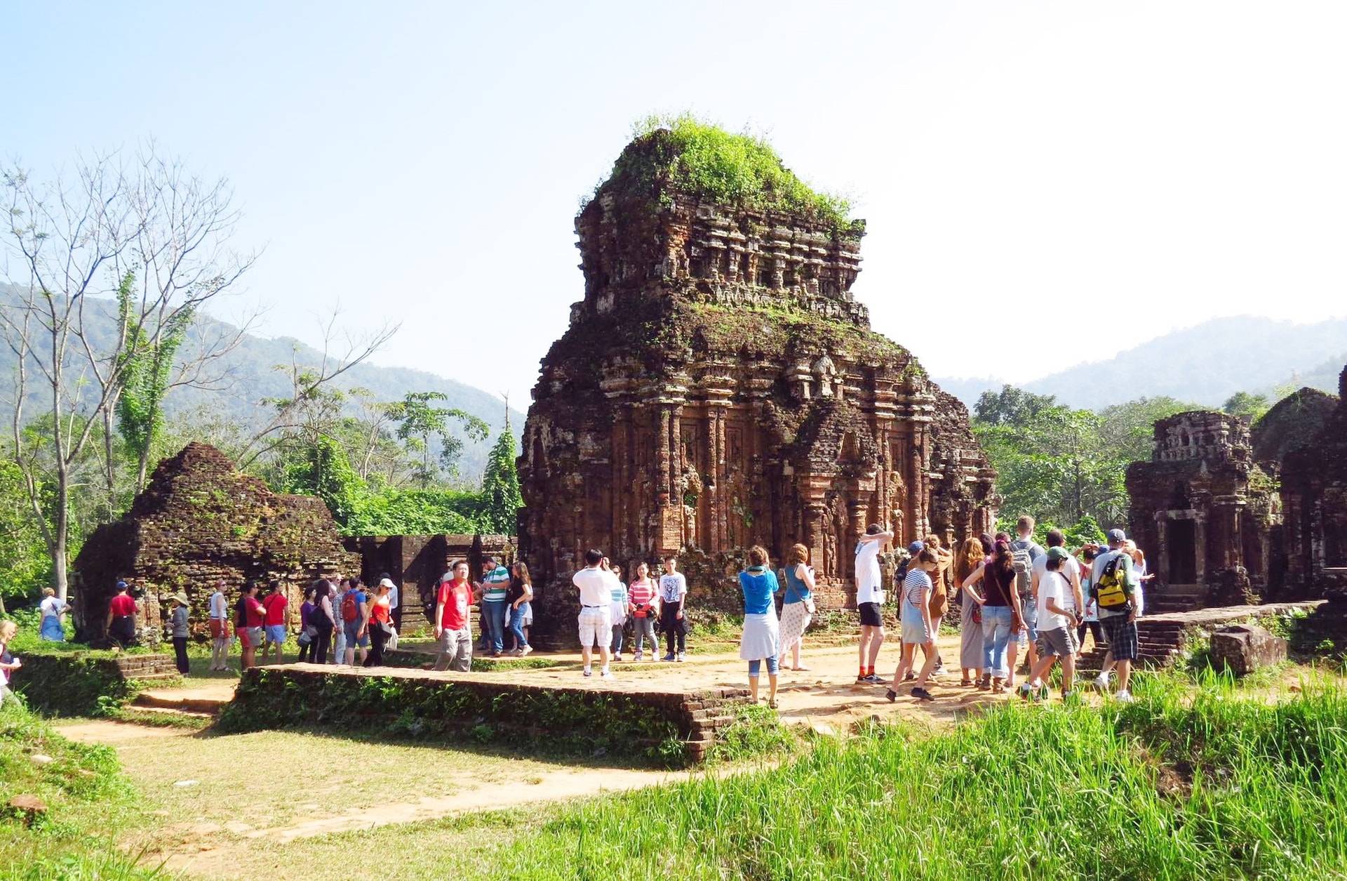 Cùng với Đô thị cổ Hội An, khi Khu di tích Mỹ Sơn được UNESCO công nhận Di sản văn hóa thế giới (năm 1999), ngành du lịch Quảng Nam đã thật sự khởi sắc, lượng khách du lịch bắt đầu tăng cao hằng năm. Ảnh: D.L