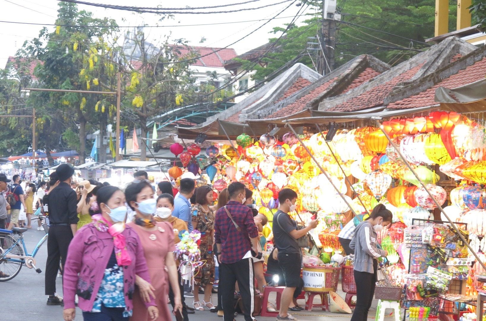 Khách du lịch đến với Quảng Nam ngày càng đông. Trong ảnh: Hội An đã lại trở thành điểm đến ưa thích của du khách. Ảnh: T.D