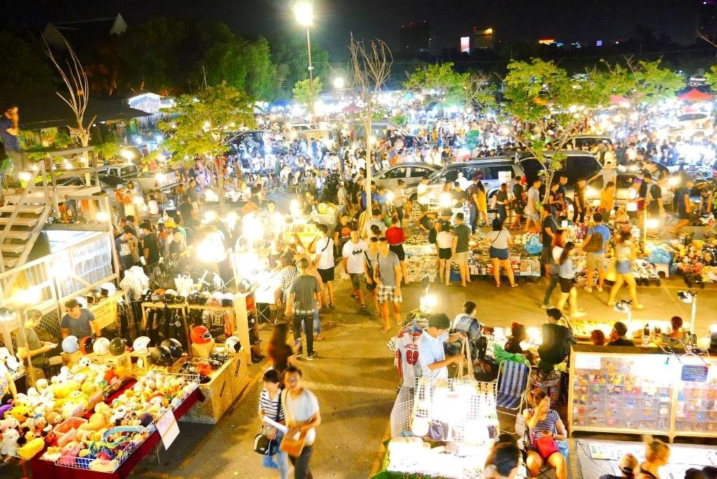 Phố đi bộ – Chợ đêm Bạch Đằng, Đà Nẵng.