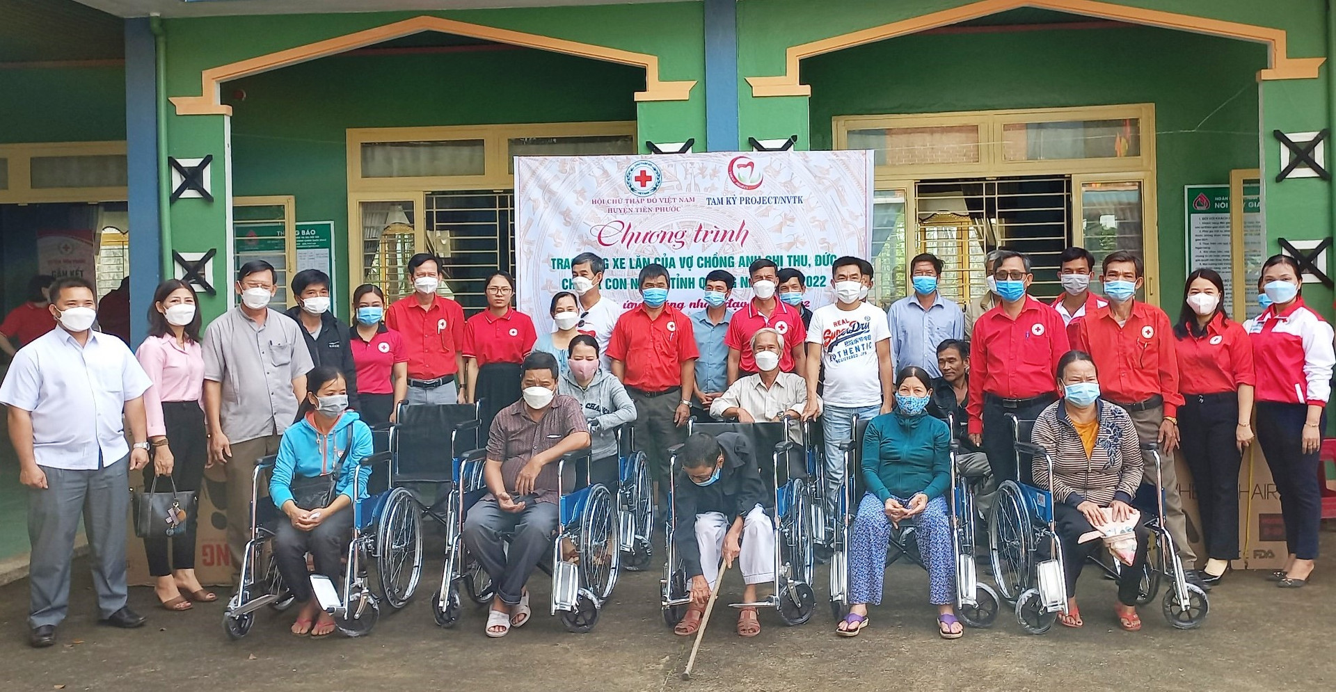 Các đơn vị phối hợp trao 30 chiếc xe lăn cho người khuyết tật, người già trên địa bàn huyện Tiên Phước. Ảnh: N.HƯNG