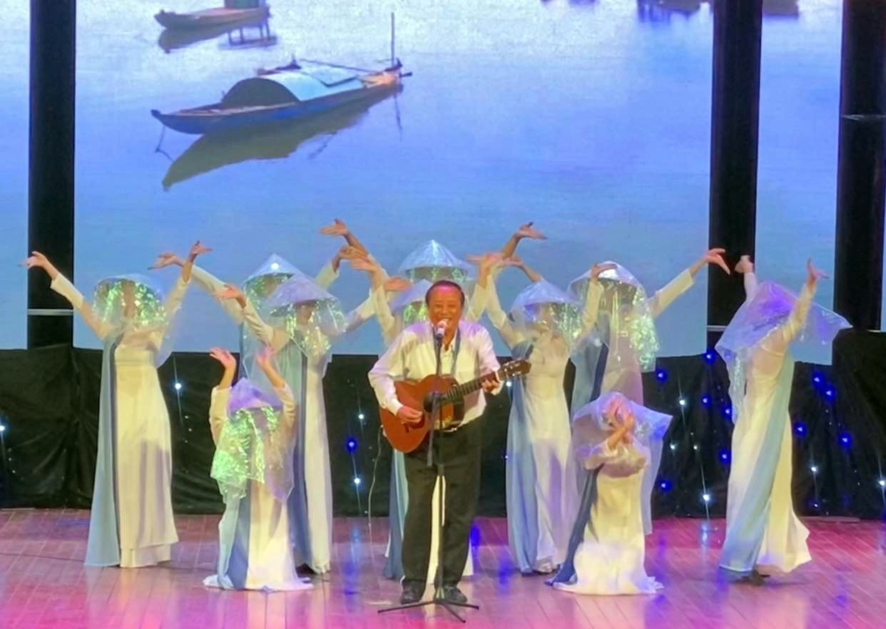 Hơn 10 ca khúc được phỏ từ thờ Nguyễn Ngọc Hạnh đã được trình diexn trong Đêm nhạc - Ảnh: K.L