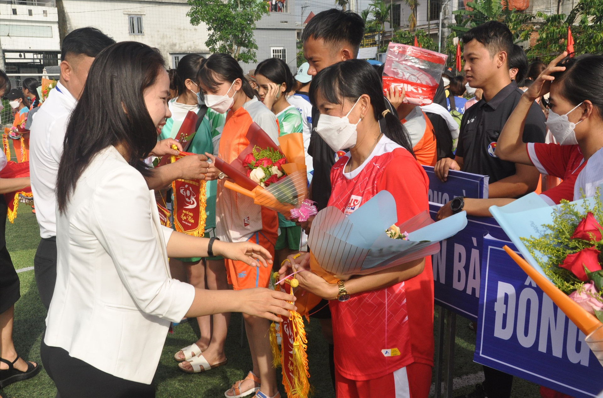 Lãnh đạo thị xã Điện Bàn tặng hoa động viên các đội bóng. Ảnh: T.V