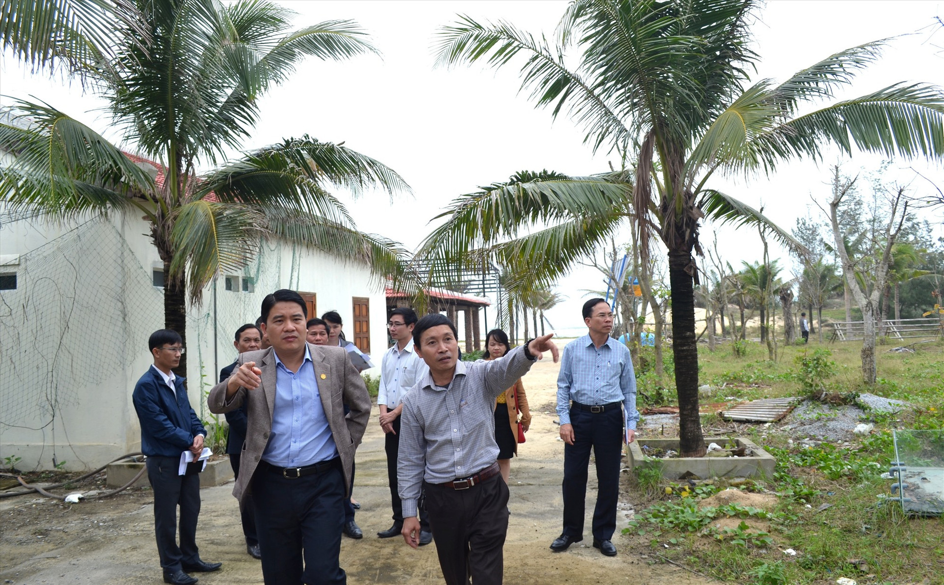 Lãnh đạo tỉnh đi khảo sát các dự án ở vùng đông Thăng Bình. Ảnh: VIỆT NGUYỄN