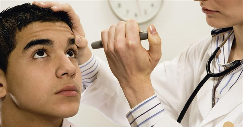 Không nên tự ý điều trị đau mắt đỏ khi chưa có chỉ định của bác sĩ.