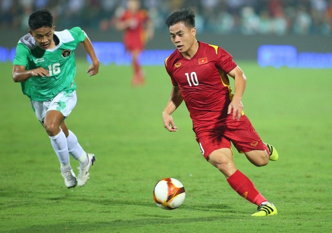 Lý Công Hoàng Anh (phải) chơi nổi bật trong hiệp 1, hiệp đấu mà U23 Việt Nam nhỉnh hơn đối phương về quyền kiểm soát bóng lẫn cơ hội
