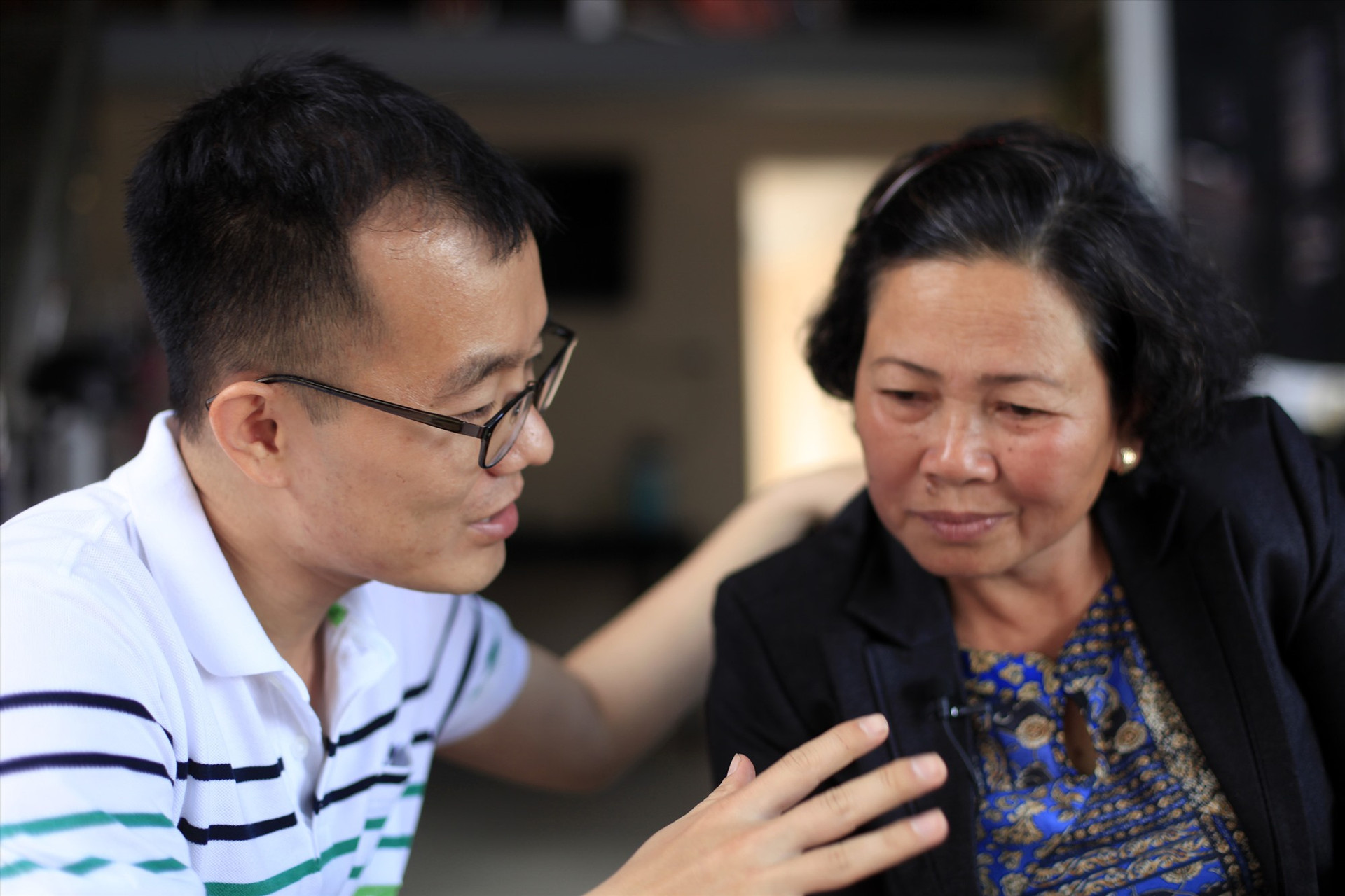 Trong dịp một đoàn Hàn Quốc đến thăm Quảng Nam, tác giả thông dịch cho bà Nguyễn Thị Thanh (bên phải) - nạn nhân sống sót trong vụ thảm sát ở Phong Nhất và Phong Nhị, phường Điện An, Điện Bàn (ảnh nhỏ).Ảnh: Nhiếp ảnh gia Woohae Cho