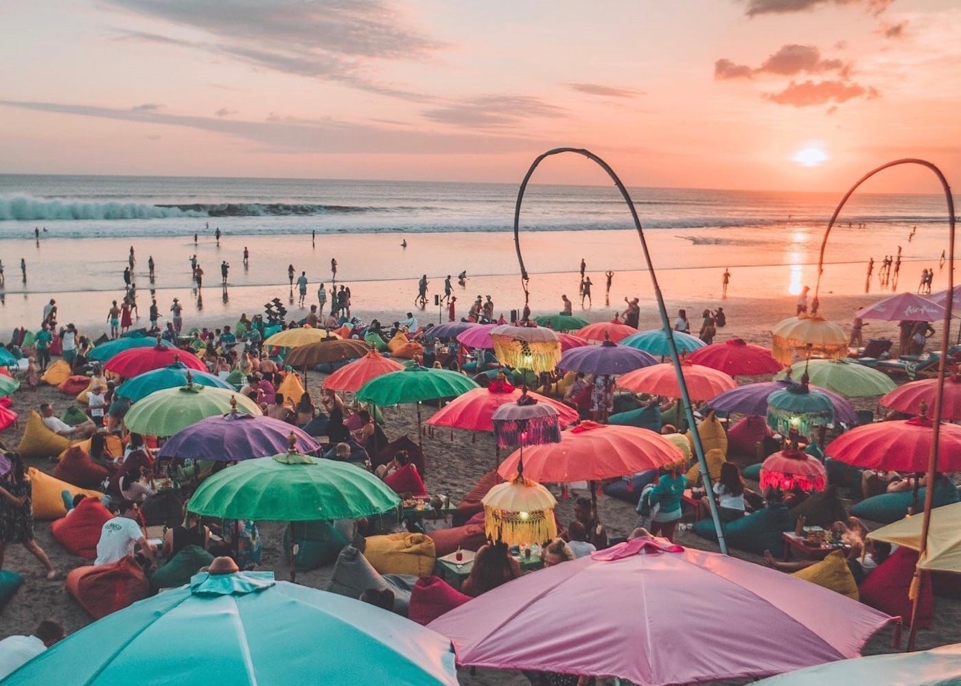 Đông đảo khách du lịch đổ về Bali, Indonesia sau khi hòn đảo nghỉ mát này mở cửa trở lại cho tất cả du khách vào tháng 2 năm nay. Ảnh: thehoneycombers