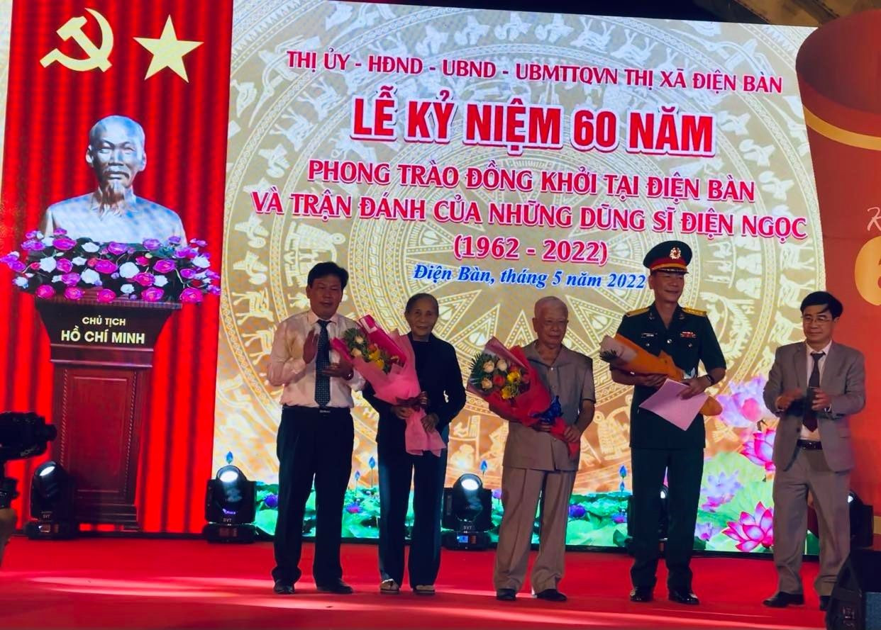 Lãnh đạo thị xã Điện Bàn tặng hoa tri ân những nhân chứng lịch sử - Ảnh:K.L