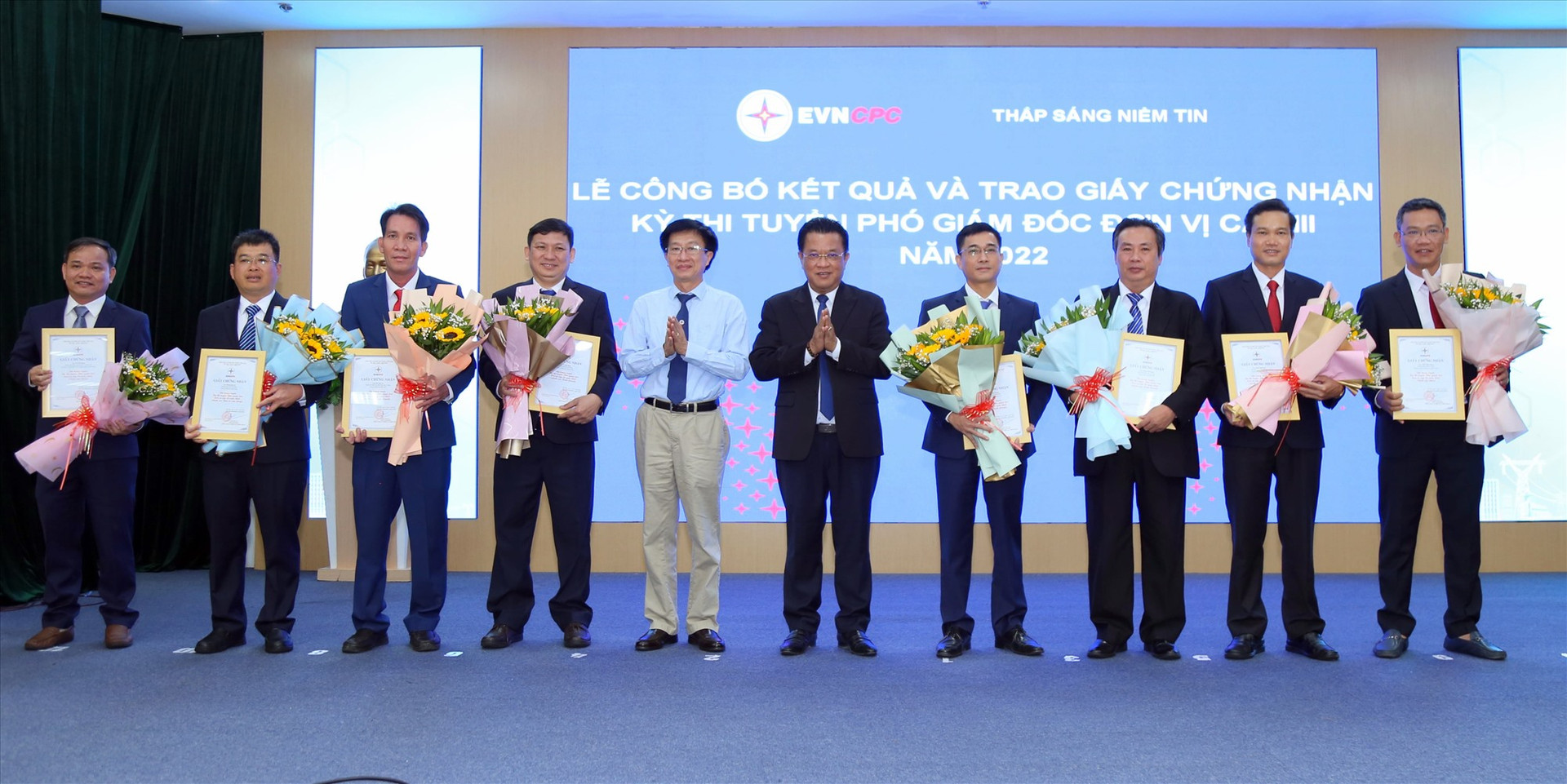 Ông Trương Thiết Hùng - Chủ tịch HĐTV và ông Ngô Tấn Cư - Thành viên HĐTV, Tổng giám đốc EVNCPC tặng hoa và trao giấy chứng nhận cho các thí sinh trúng tuyển