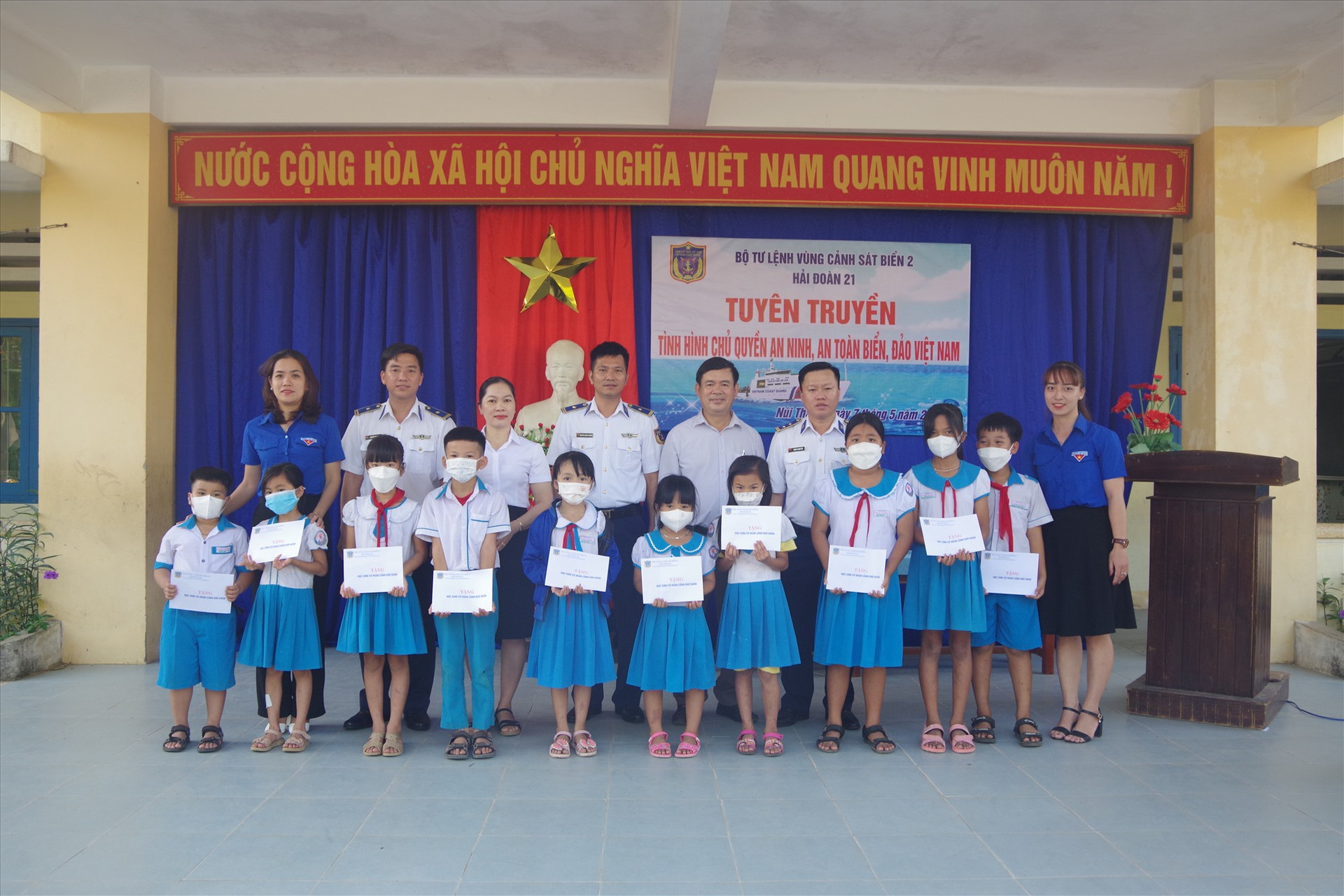 Tặng học bổng cho học sinh Trường tiểu học Phạm Văn Đồng