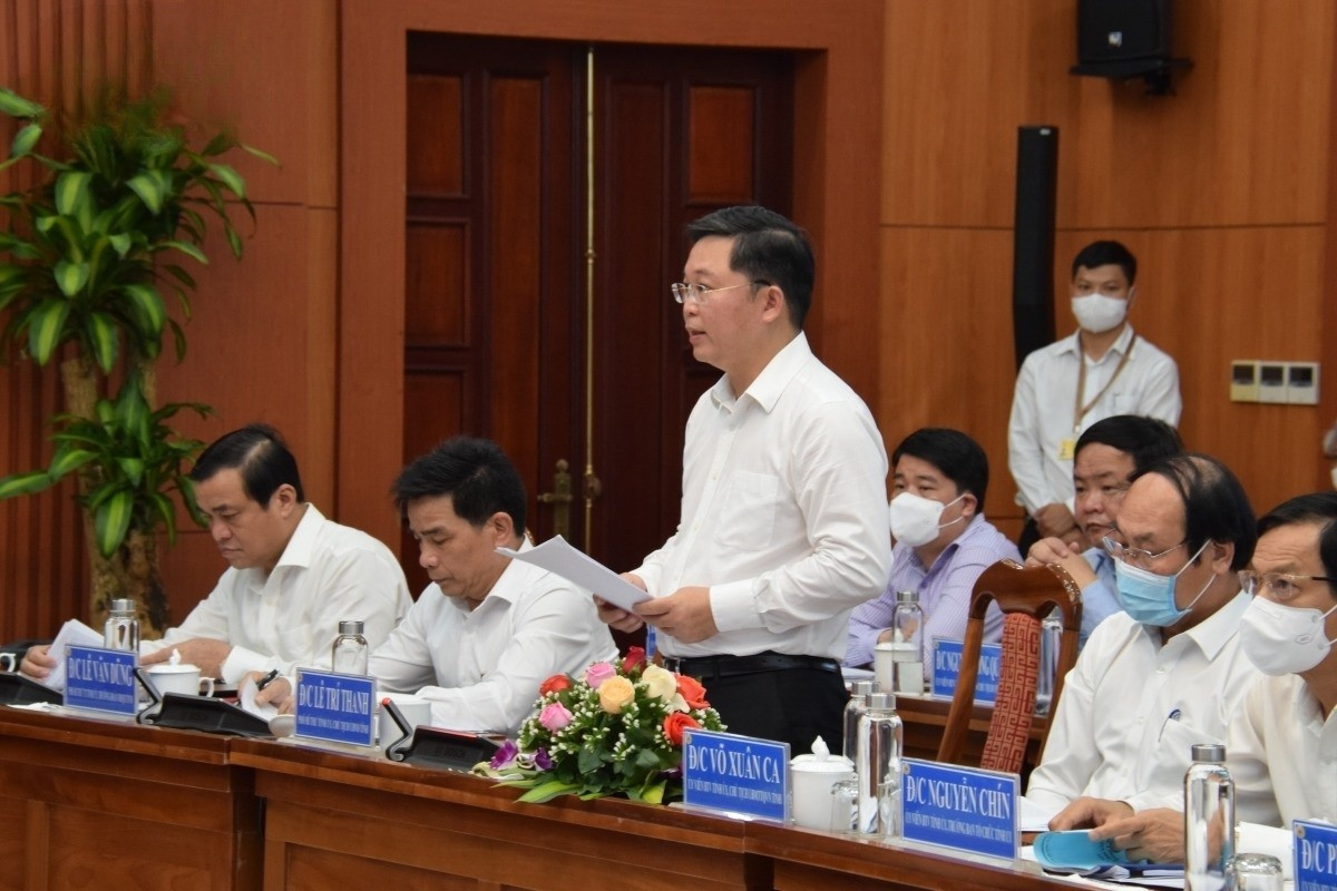 Chủ tịch UBND tỉnh Lê Trí Thanh báo cáo các kiến nghị của Quảng Nam đến Thủ tướng. Ảnh: C.Đ
