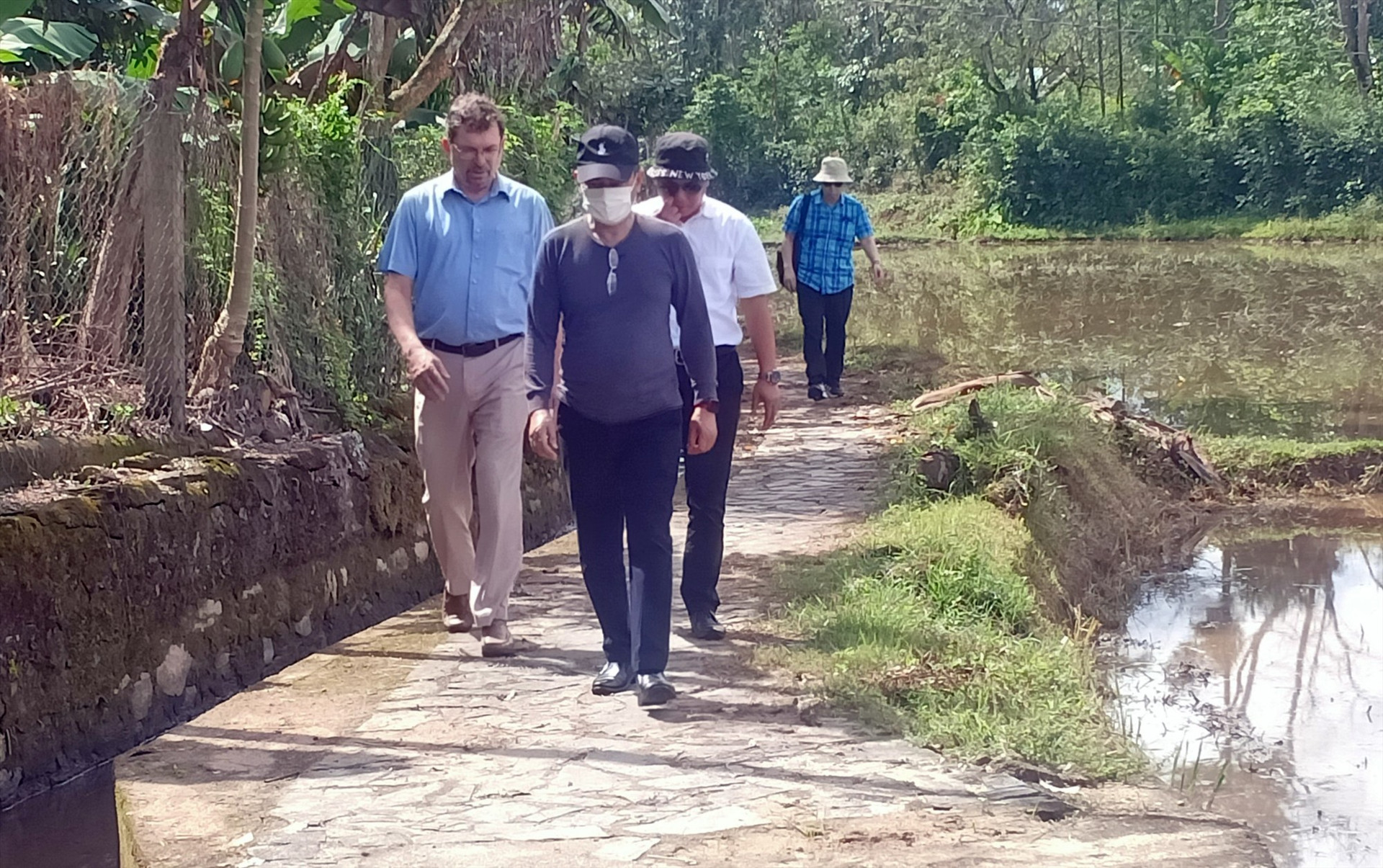Đoàn khảo sát du lịch tại làng cổ Lộc Yên, huyện Tiên Phước.