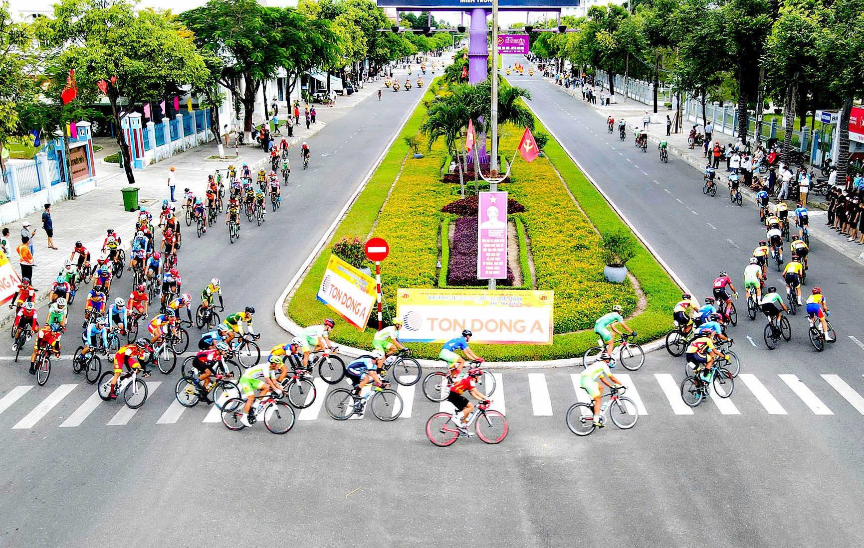 Các vận động viên vào vòng cua trên đường Hùng Vương.