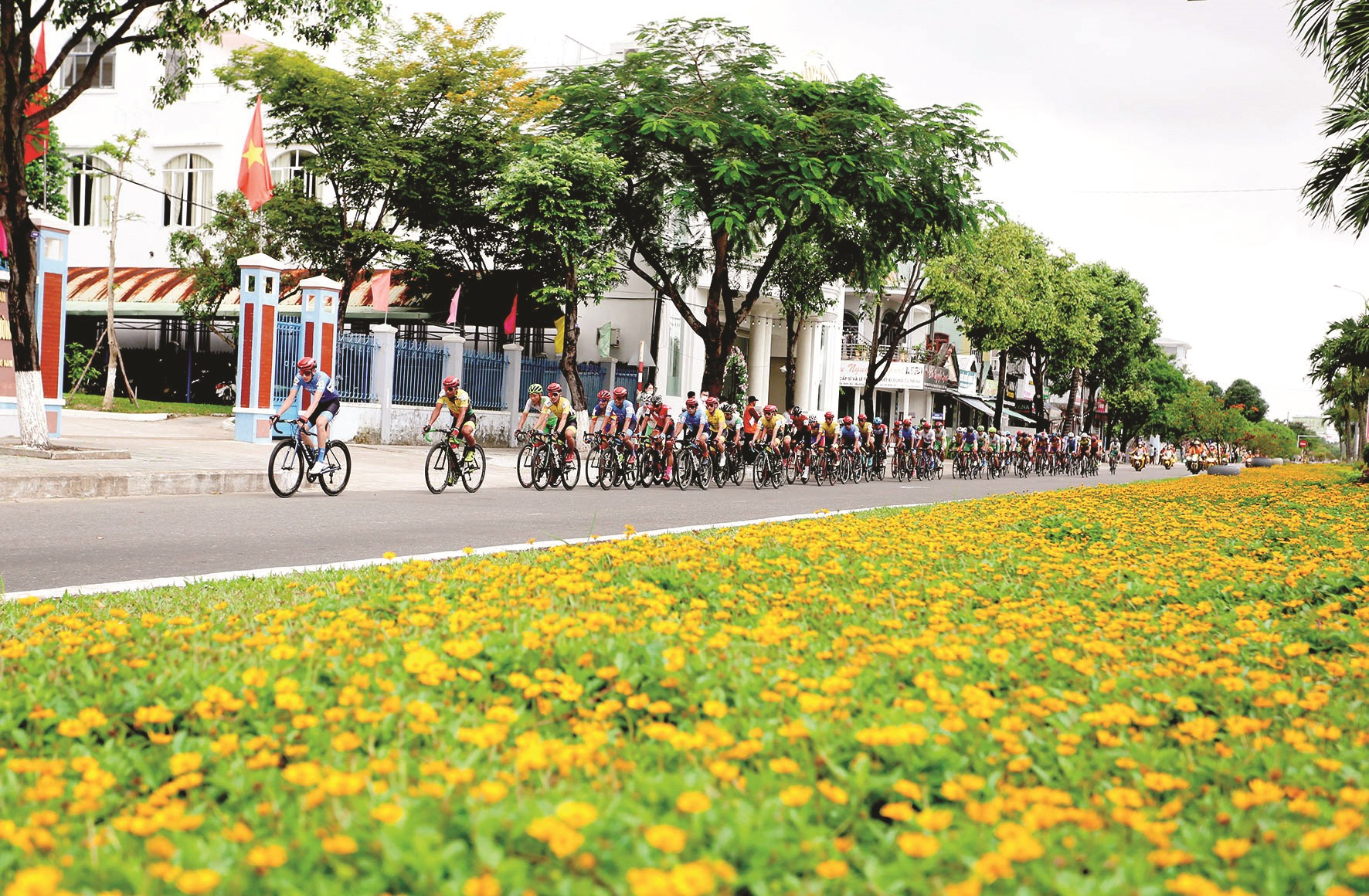 Tuyến đường Hùng Vương rộng đẹp được chọn để tổ chức cuộc đua.