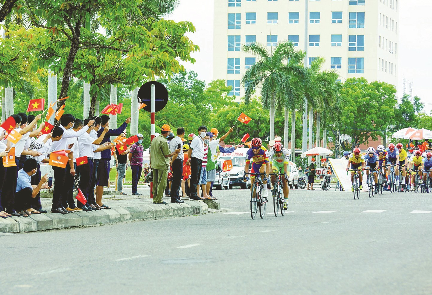 Khán giả Tam Kỳ cổ vũ sôi động các đội đua.