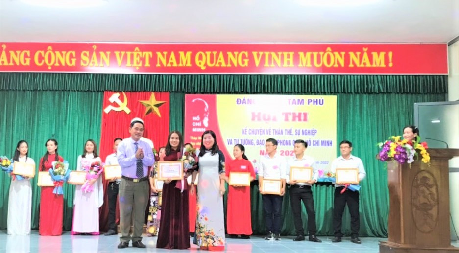 Lãnh đạo Đảng ủy xã Tam Phú và Ban Tuyên giáo Thành ủy trao giải thưởng cho thí sinh đạt giải nhất hội thi.