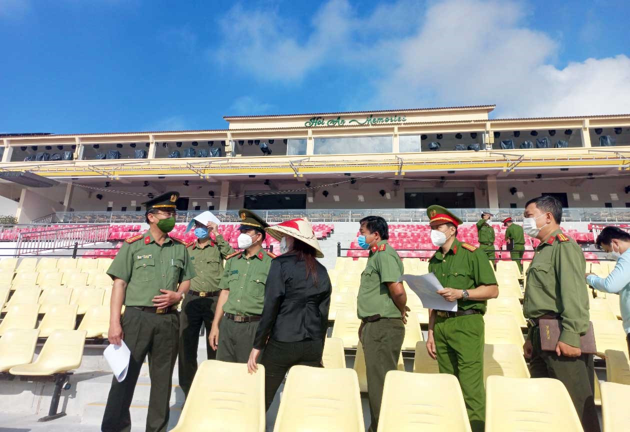Cán bộ Phòng An ninh chính trị nội bộ Công an Quảng Nam tham gia bảo vệ sự kiện khai mạc Năm du lịch Quốc gia - Quảng Nam 2022. Ảnh: T.C