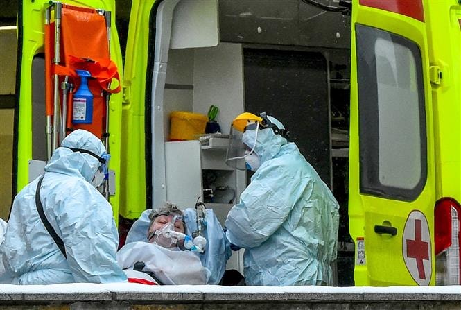 Chuyển bệnh nhân nhiễm Covid-19 tới bệnh viện ở Saint Petersburg, Nga. Ảnh: AFP/TTXVN