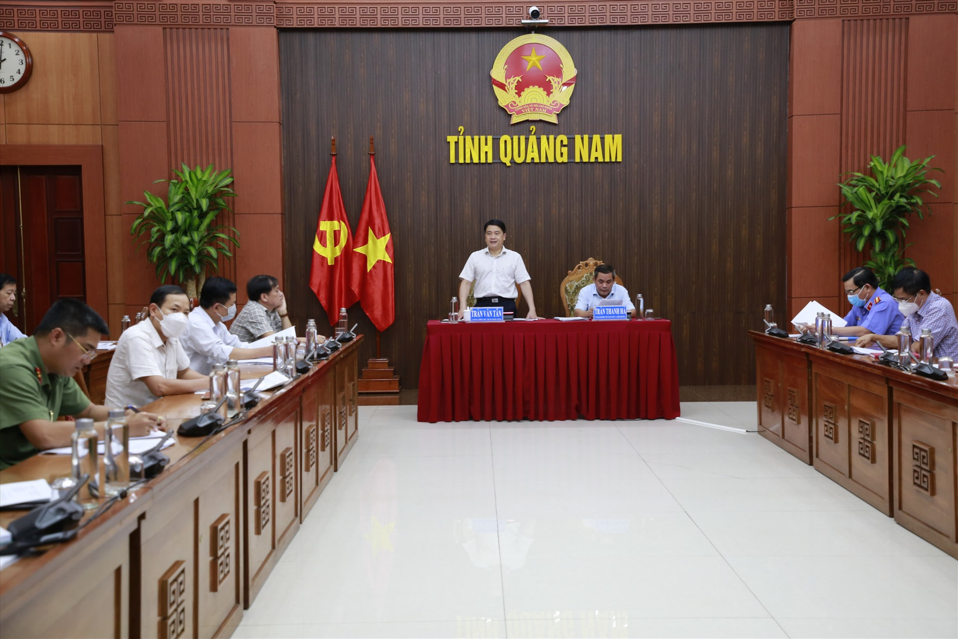 Phó Chủ tịch UBND tỉnh Trần Văn Tân chủ trì cuộc họp trực tuyến. Ảnh: T.C