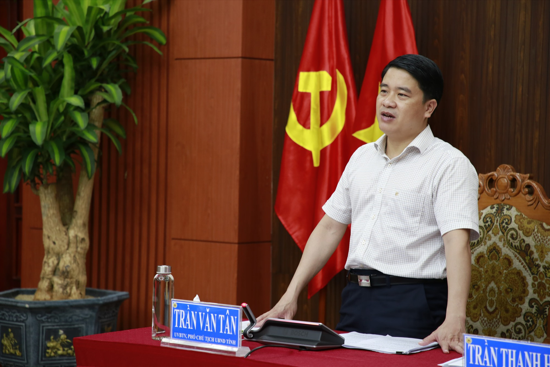 Phó Chủ tịch UBND tỉnh Trần Văn Tân phê bình nhiều địa phương chậm trễ trong rà soát, báo cáo. Ảnh: T.C