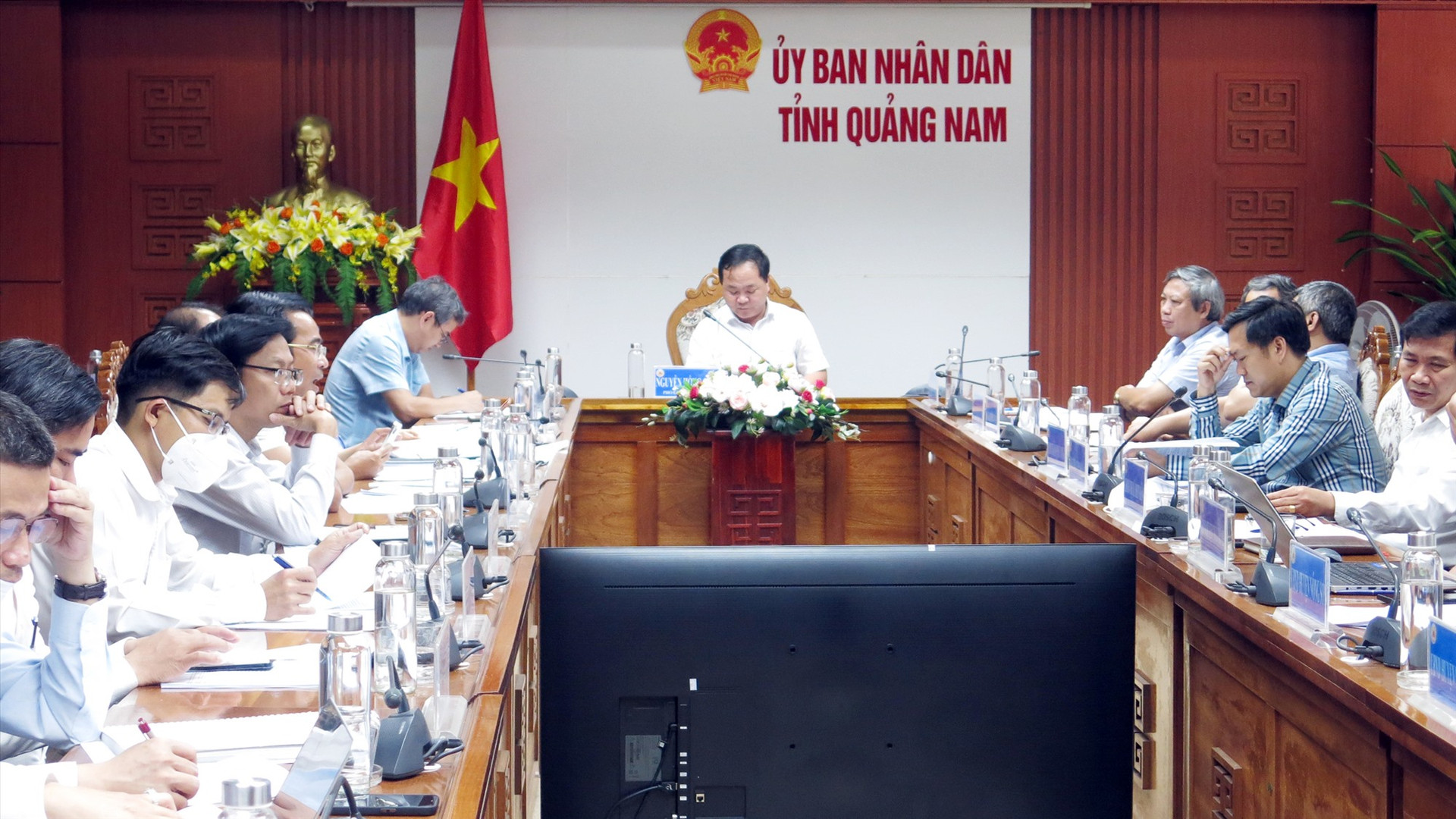 Phó chủ tịch UBND tỉnh Nguyễn Hồng Quang chủ trì phiên họp.