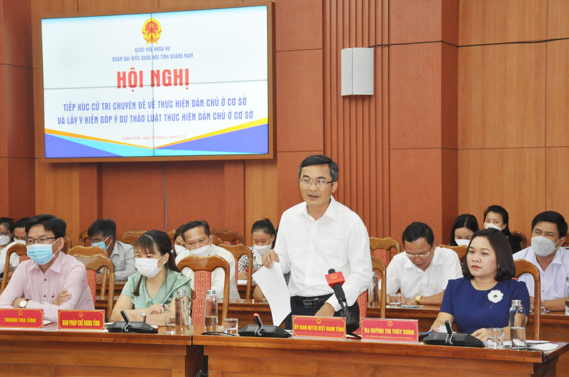 Ông Nguyễn Phi Hùng - Phó Chủ tịch Ủy ban MTTQ Việt Nam tỉnh phát biểu góp ý vào nội dung dự thảo Luật Thực hiện dân chủ ở cơ sở. Ảnh: N.Đ