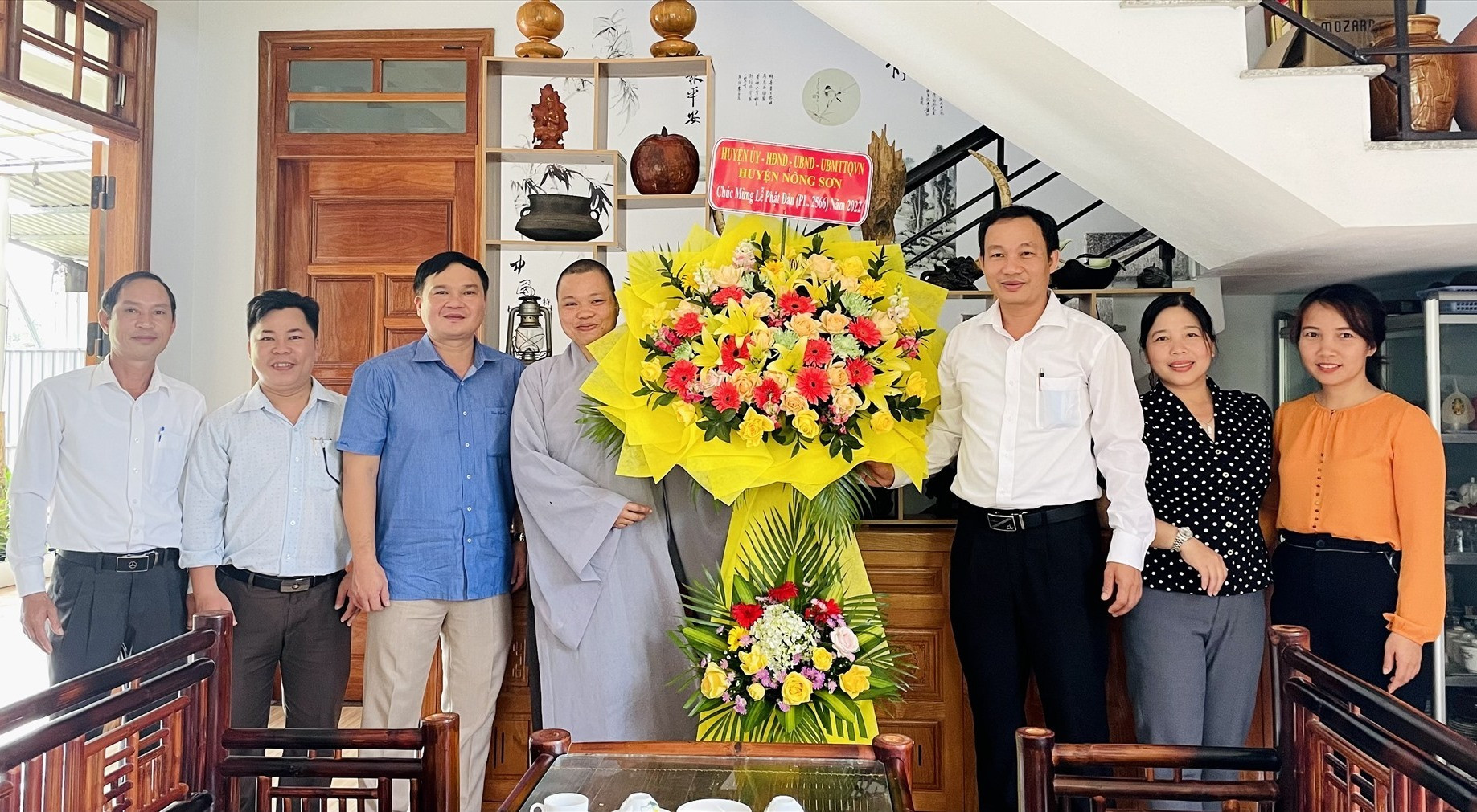 Lãnh đạo huyện Nông Sơn tặng hoa, chúc mừng lễ Phật đản các cơ sở Phật giáo trên địa bàn. Ảnh: TÂM LÊ