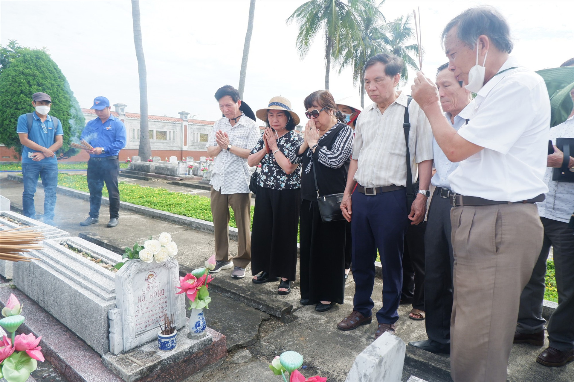 Viếng mộ nhà văn Nguyễn Hồng hi sinh tại Điện Bàn. Ảnh: X.H