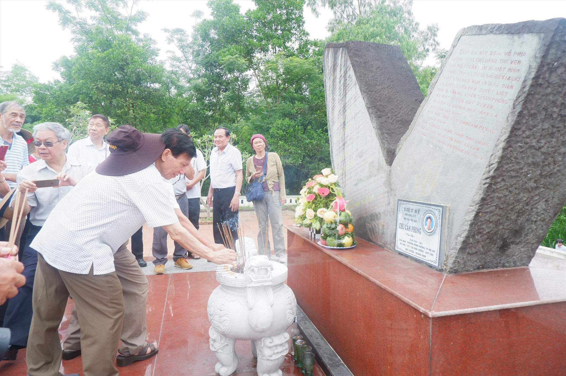 Đoàn đã đến viếng và dâng hương tại Bia tưởng niệm Nhà văn Chu Cẩm Phong. Ảnh: X.H