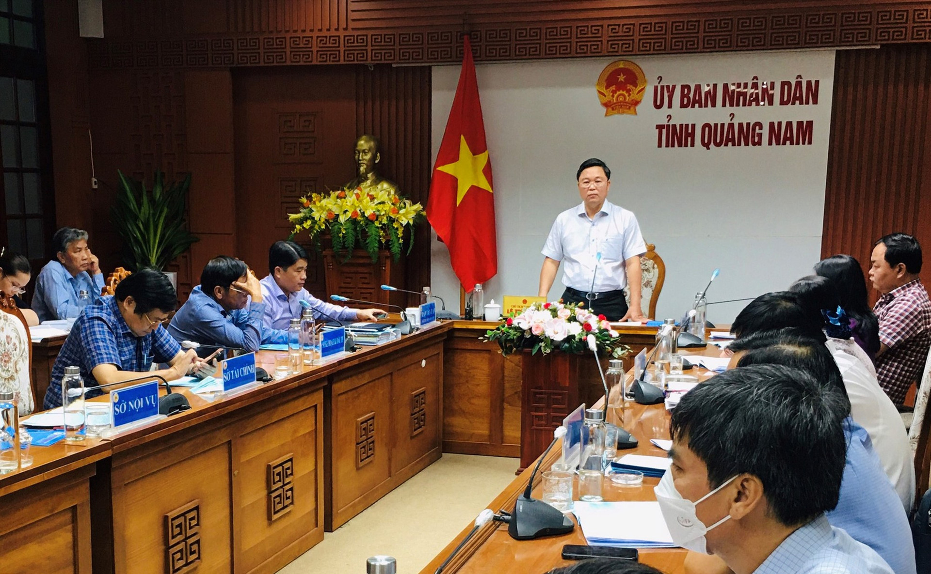 Quang cảnh buổi làm việc của Chủ tịch UBND tỉnh Lê Trí Thanh với Sở GD-ĐT. Ảnh: A.S