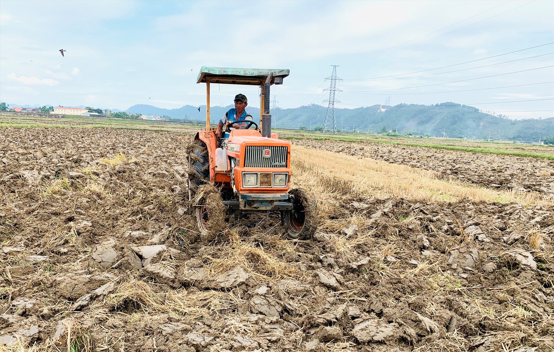 Nông dân Duy Xuyên đang khẩn trương cày phơi ải đất để chuẩn bị gieo sạ vụ lúa hè thu 2022. Ảnh: T.P