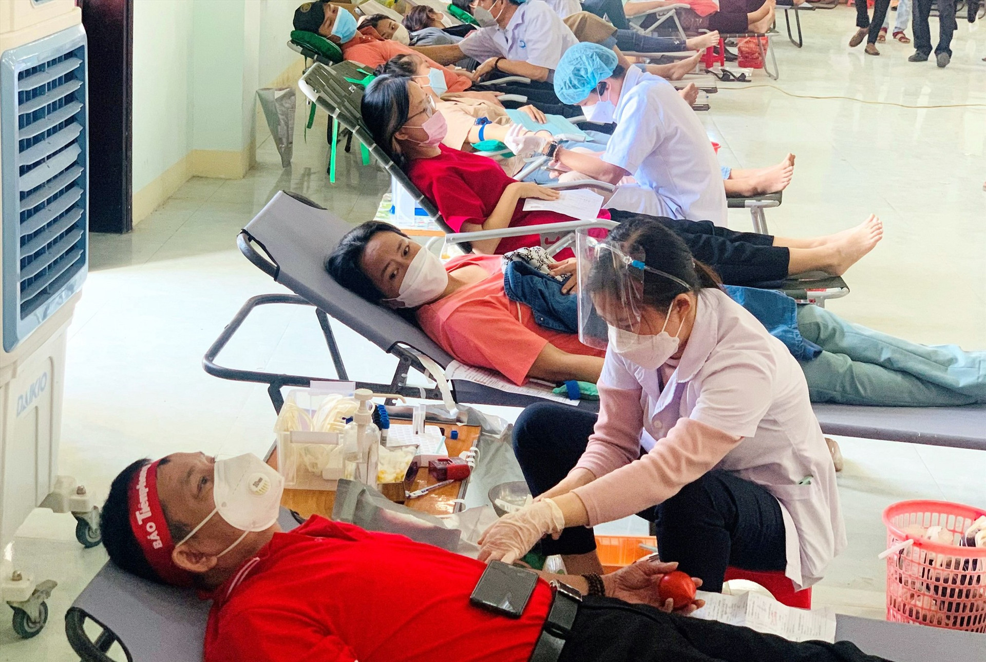 Những năm qua, cán bộ và nhân dân huyện Duy Xuyên tích cực tham gia hiến máu cứu người. Ảnh: T.N