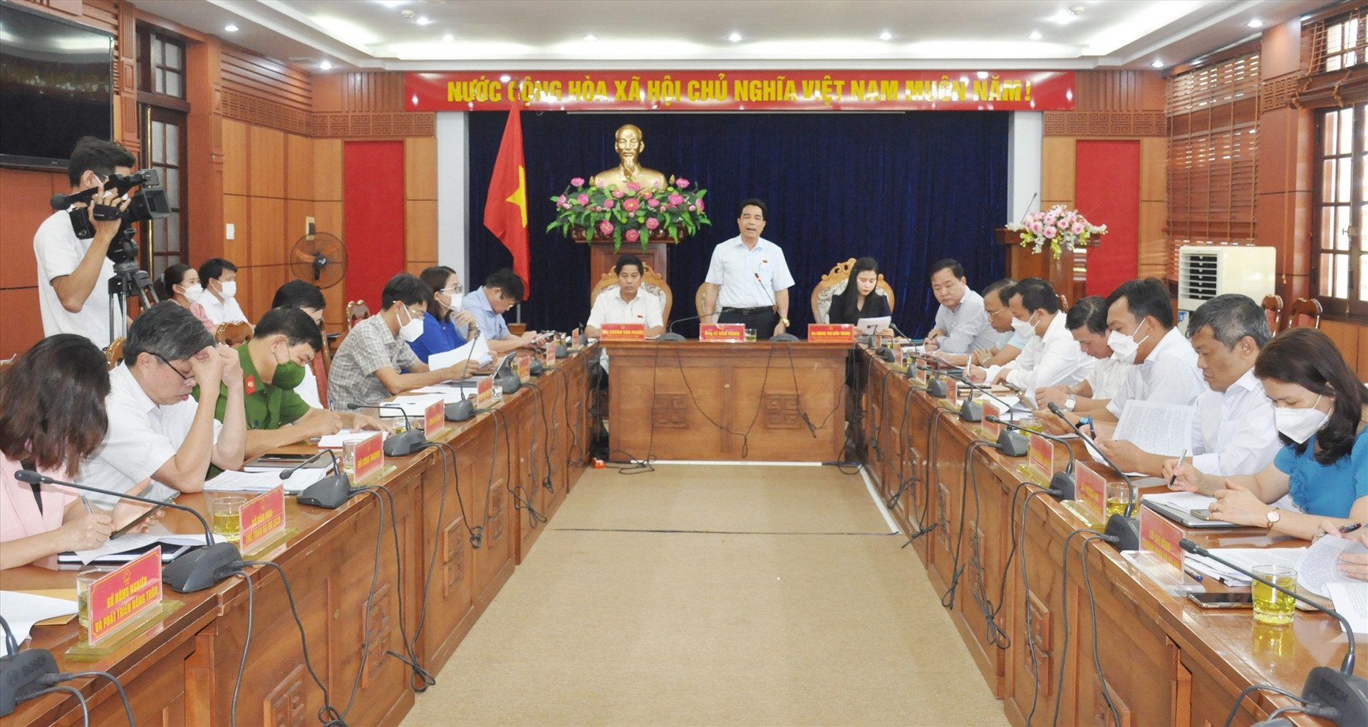 Trưởng đoàn ĐBQH tỉnh Lê Văn Dũng chủ trì cuộc làm việc với lãnh đạo UBND tỉnh và  các ngành liên quan chiều ngày 11.5. Ảnh: N.Đ