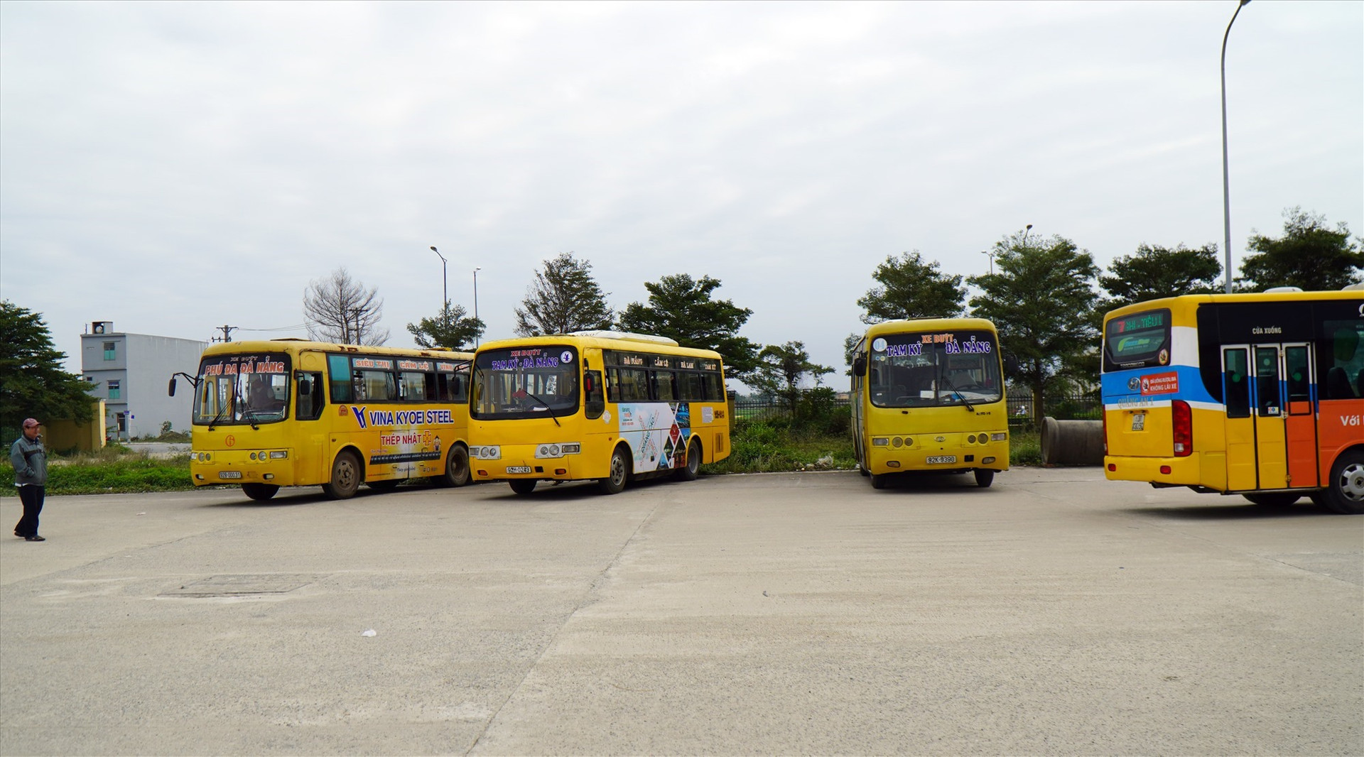 Xe buýt tuyến liên tỉnh Quảng Nam - Đà Nẵng trung chuyển tại bến xe Đức Long Đà Nẵng. Ảnh V.S