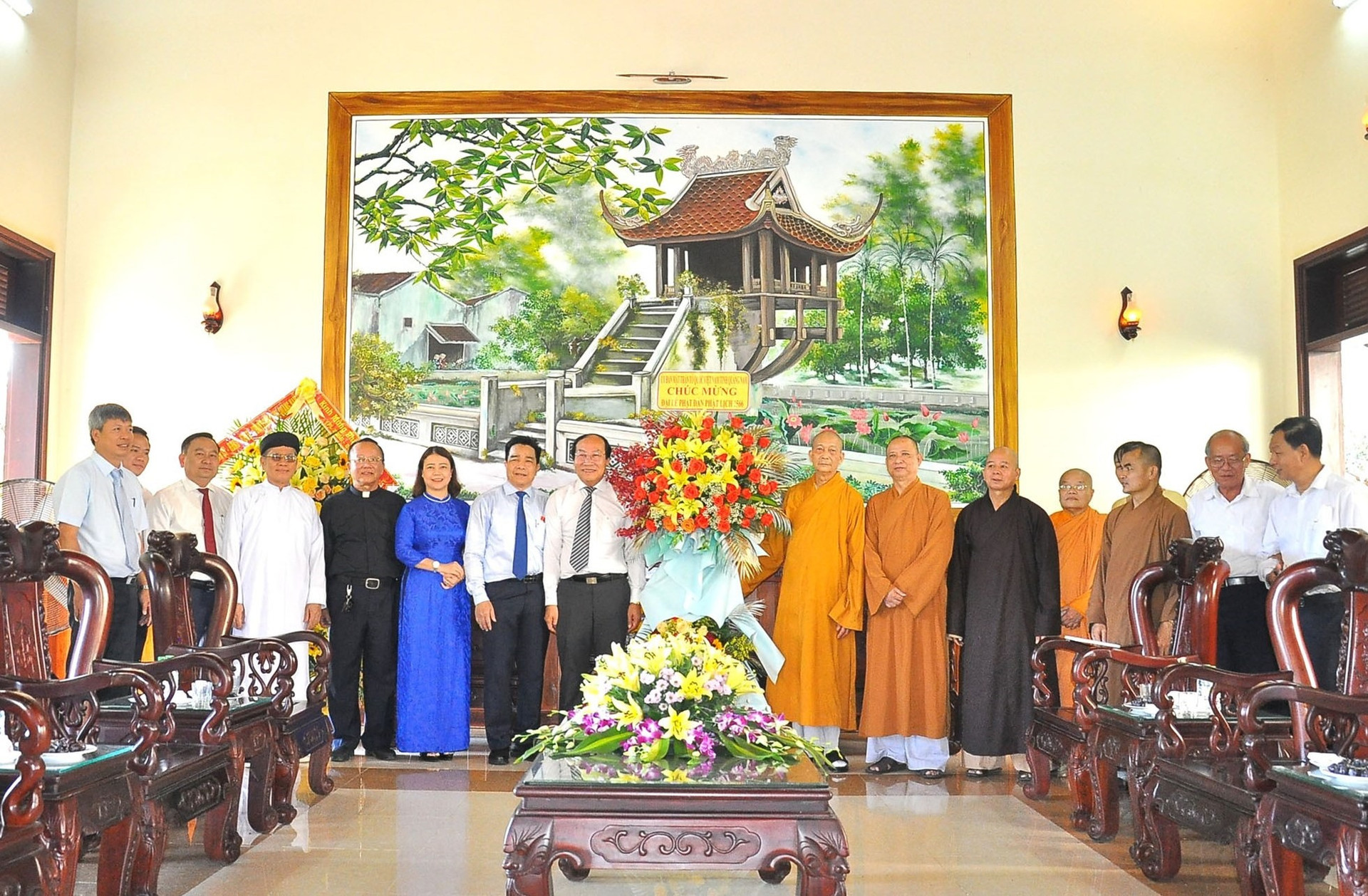 Chủ tịch Ủy ban MTTQ Việt Nam tỉnh Võ Xuân Ca trao lẵng hoa của Ủy ban MTTQ Việt Nam tỉnh chúc mừng Đại lễ Phật đản. Ảnh: V.A