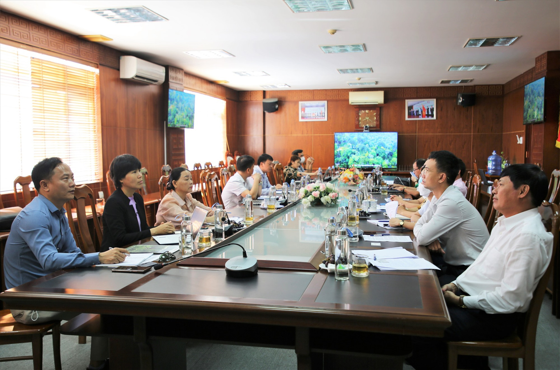 Các đại biểu tham dự buổi làm việc phối hợp hỗ trợ sinh kế cho phụ nữ tại Quảng Nam. Ảnh: P.V