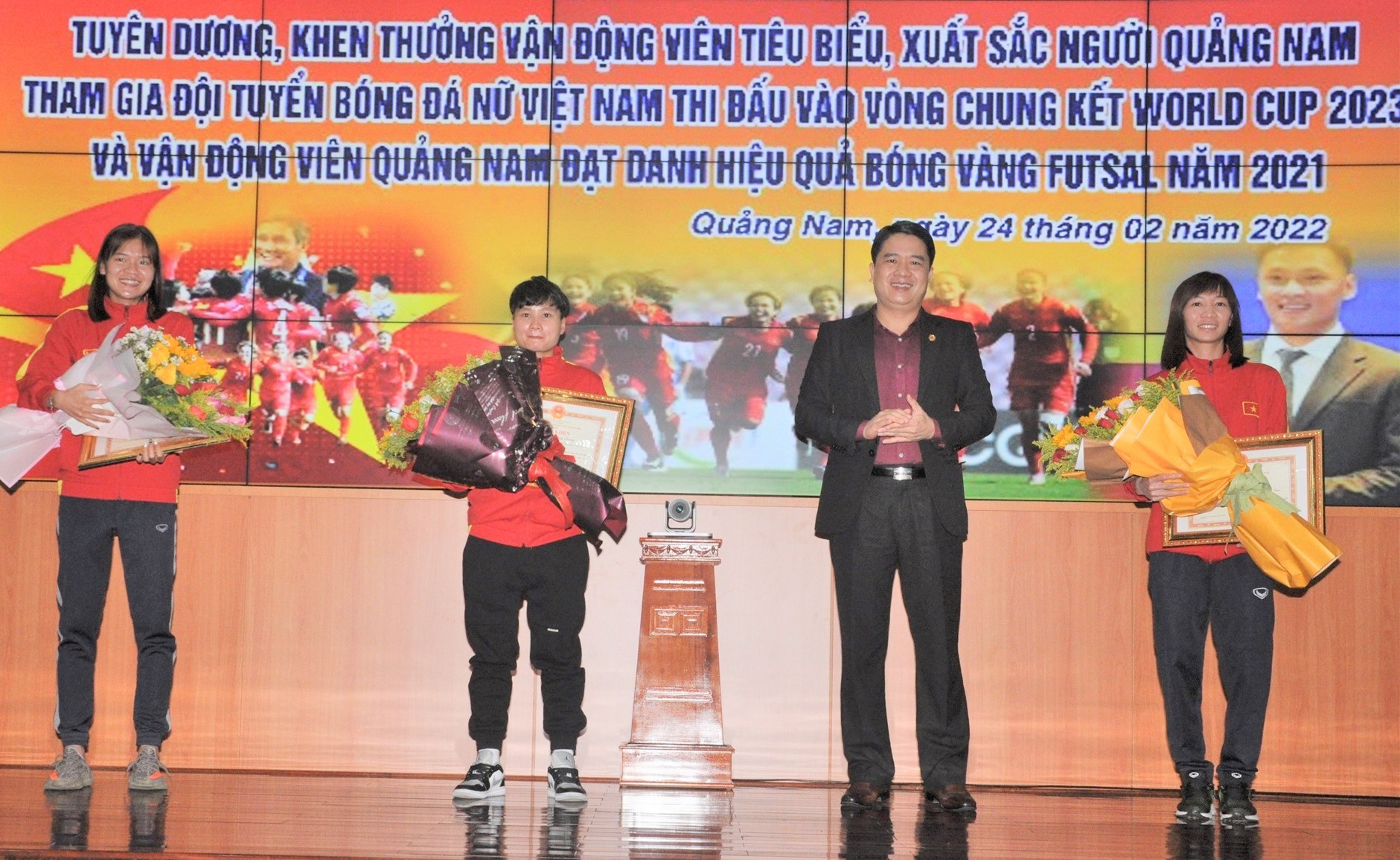 Cả 3 cầu thủ nữ Quảng Nam được UBND tỉnh biểu dương, khen thưởng sau khi cùng đội tuyển bóng đá nữ Việt Nam lọt vào vòng chung kết World Cup. Ảnh: T.V