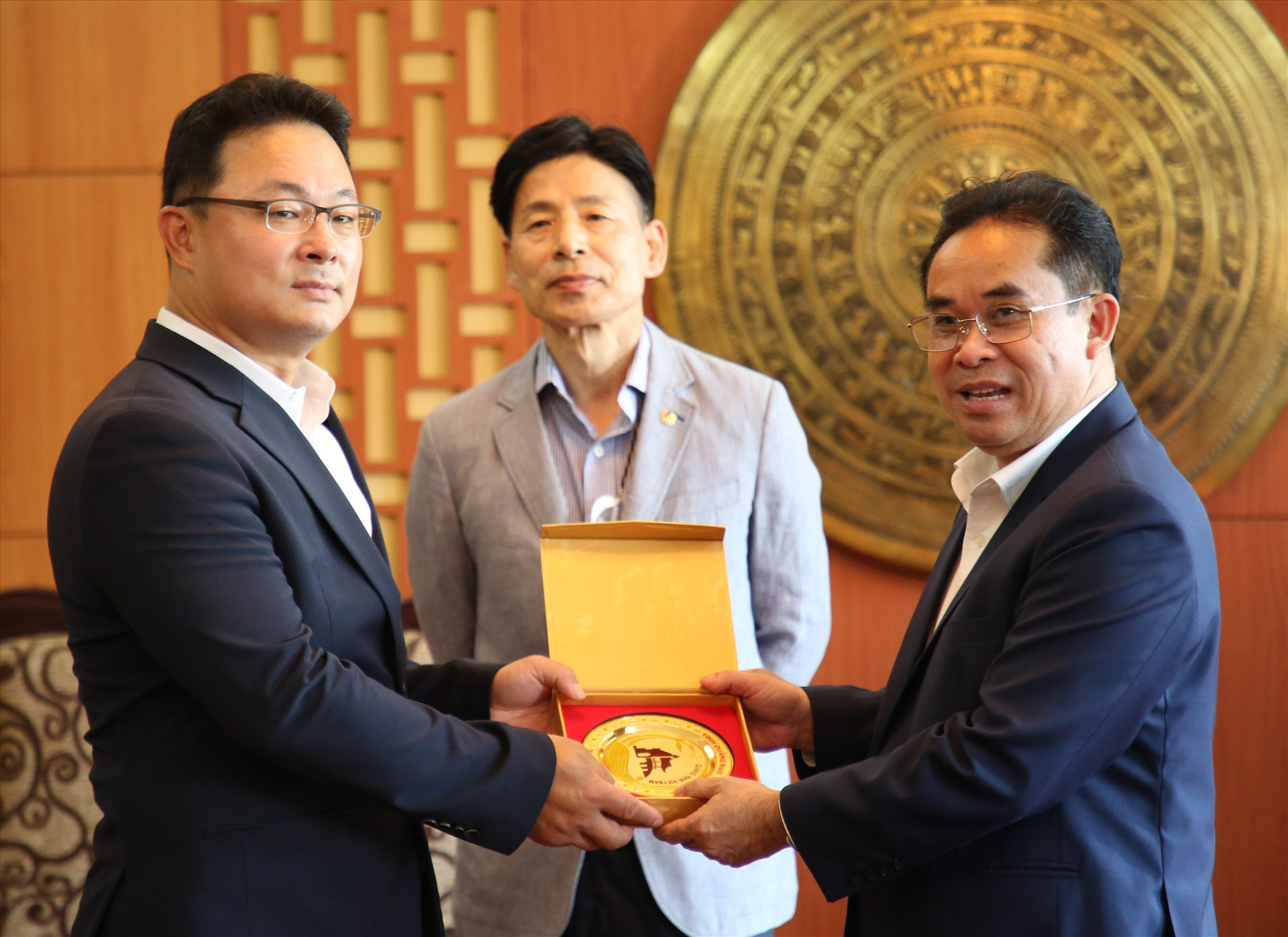 Phó Chủ tịch UBND tỉnh Trần Anh Tuấn (bên phải) tặng quà lưu niệm cho thành viên đoàn công tác của Hiệp hội Thương binh quốc gia Hàn Quốc. Ảnh: A.N