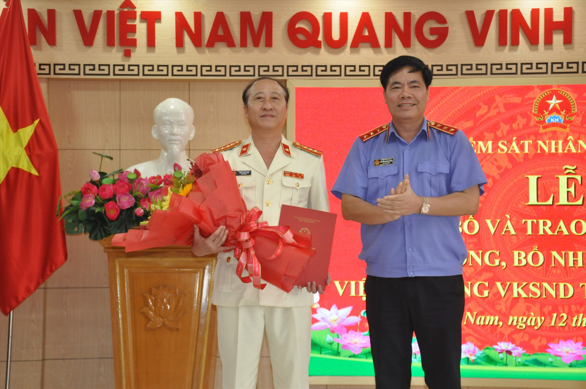 Phó Viện trưởng Viện KSND tối cao Nguyễn Quang Dũng trao Quyết định điều động, bổ nhiệm cho ông Trần Hoài Nam. Ảnh: N.Đ