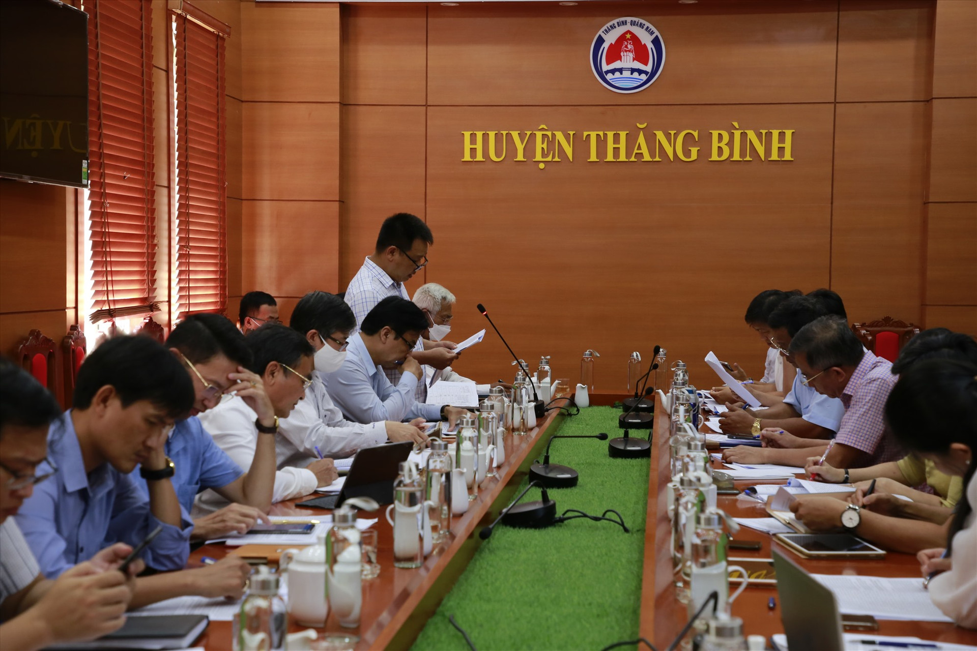 Đoàn giám sát làm việc với đại diện chính quyền huyện Thăng Bình. Ảnh: T.C