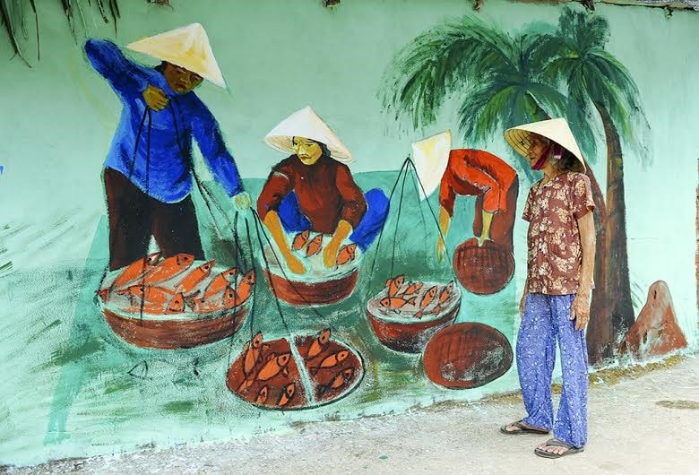 Besides enjoying the fresh and cool atmosphere and wonderful mural paintings, visitors to Tam Thanh fishing village can learn more about the locals’ daily activities, their customs and lifestyles.