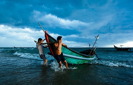 In the morning, fleets of bamboo boats that head for the open sea in the previous evening return with a variety of fresh seafood.